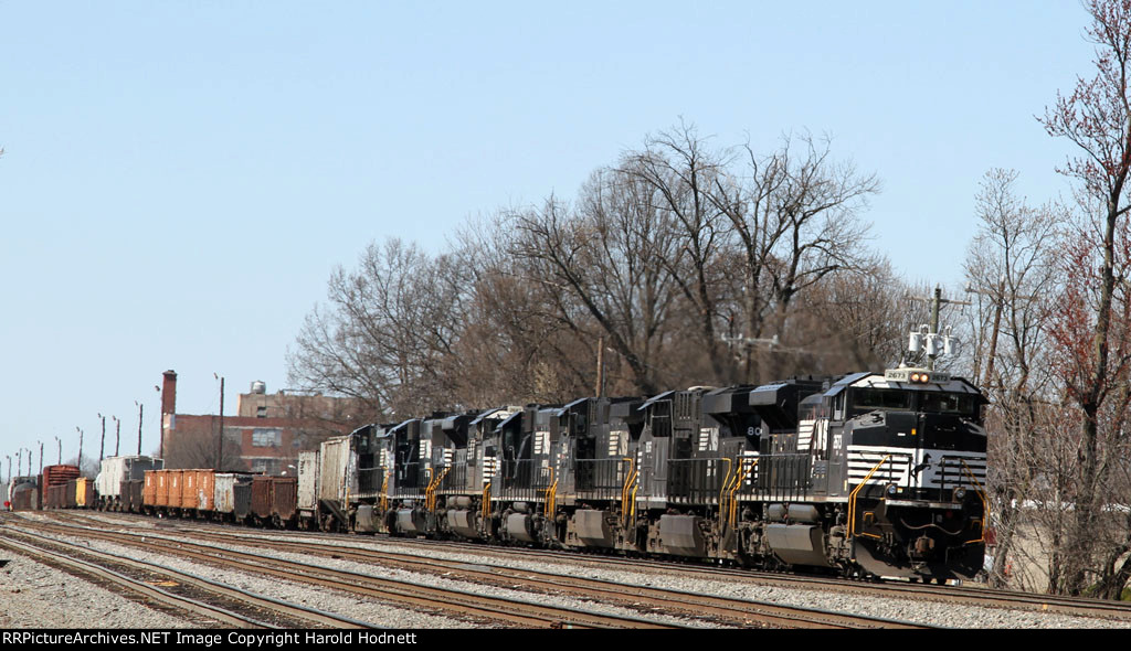 NS 2673 leads train 128 northbound